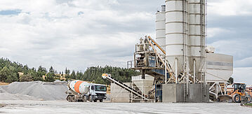 Betonwerk mit Baumaschinen im Vordergrund
