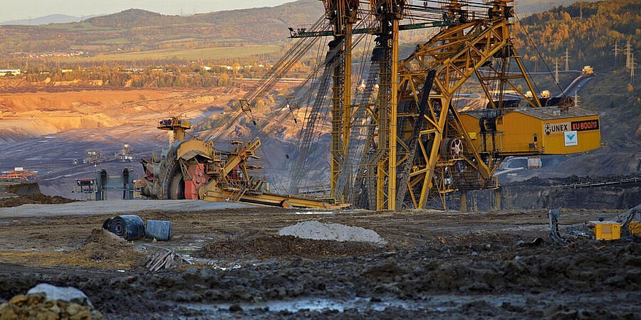 Großer Bagger in Tagebau.