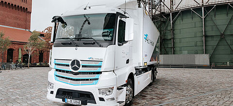 Elektro-Lastwagen an der langen Leine