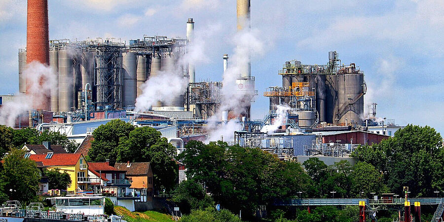 Industrieanlage an Fluss.