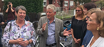 Bundesministerin Dr. Barbara Hendricks besichtigt die Werkssiedlung Gummiinsel in Gießen.