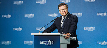 Carsten Schneider hält eine Rede beim Petersberger Klimadialog 2026 in Berlin