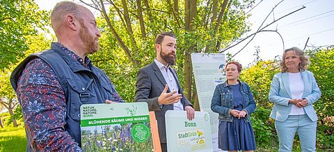 Bundesumweltministerin Steffi Lemke und die Bonner Oberbürgermeisterin Katja Dörner beim Besuch des neu angesäten Blühstreifens zwischen Bonn-Innenstadt und Bad Godesberg