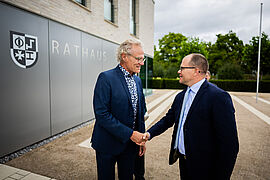 Bundesumweltminister Schneider begrüßt Bürgermeister Axel Wassyl