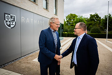 Bundesumweltminister Schneider begrüßt Bürgermeister Axel Wassyl. Weitere Informationen siehe Bildunterschrift
