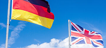 Flaggen von Großbritannien und Deutschland