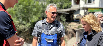 Bundesministerin Lemke im Gespräch mit zwei Personen