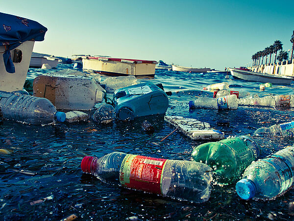 Plastikflaschen im Gewässer