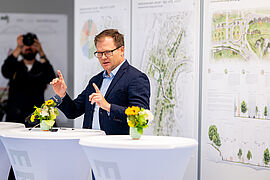 Schneider hält eine Rede