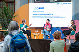 Drei Frauen auf der Bühne halten einen Talk vor dem Publikum beim Tag der offenen Tür