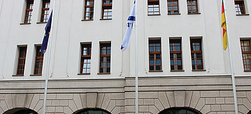 Israel-Flagge vor dem BMUV-Gebäude in Berlin. 