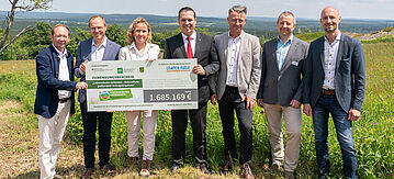 Steffi Lemke übergibt einen Förderscheck