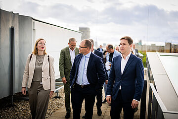Isabel Mackensen-Geis (l-r), MdB, Bundesumweltminister Carsten Schneider und Esra Limbacher, MdB, auf dem Dach des Creation Centers beim Besuch von BASF. . Weitere Informationen siehe Bildunterschrift