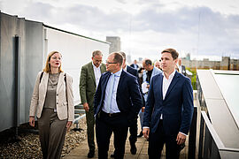 Isabel Mackensen-Geis (l-r), MdB, Bundesumweltminister Carsten Schneider und Esra Limbacher, MdB, auf dem Dach des Creation Centers beim Besuch von BASF. 