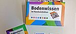 Leicht offener Karton des Spiels "Bodenwissen" mit den Spielkarten