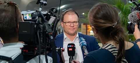 Carsten Schneider gibt ein Interview.