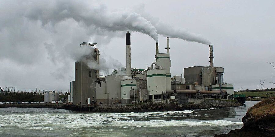 Papierfabrik an einem Fluss