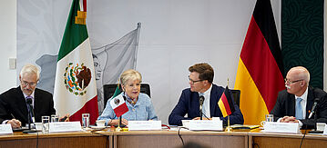 Bundesumweltminister Carsten Schneider  und seine mexikanische Amtskollegin Alicia Bárcena Ibarra sowie 2 hochrangige Entscheidungsträger