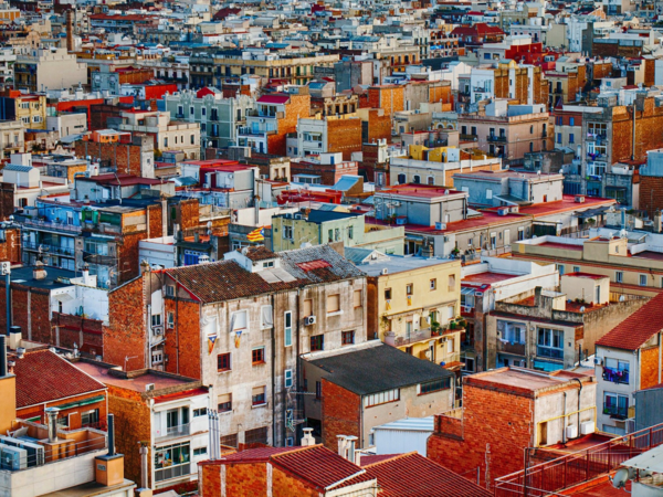 Eine Aufnahme von vielen Häuserdächern, die Häuser sind alle bunt angemalt. 