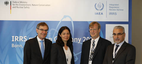 Gruppenfoto vor Stellwand