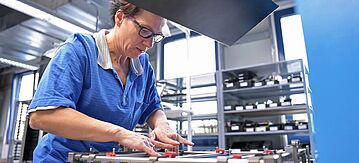 Arbeiterin in der Produktion einer Fabrik für Elektronik