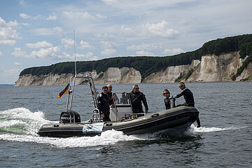Carsten Schneider mit Tauchern des Vereins archaeomare im Schlauchboot.