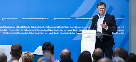 Carsten Schneider hält eine Rede.