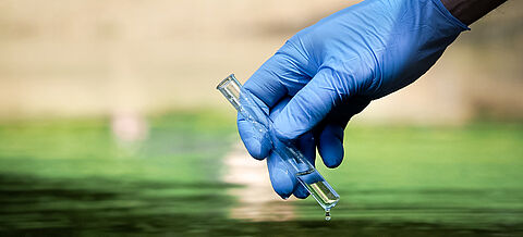 Wasserentnahme zur Analyse