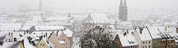 Verschneite Dächer in Nürnberg im Winter