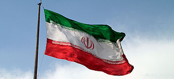 Iranische Flagge am Mast im Wind