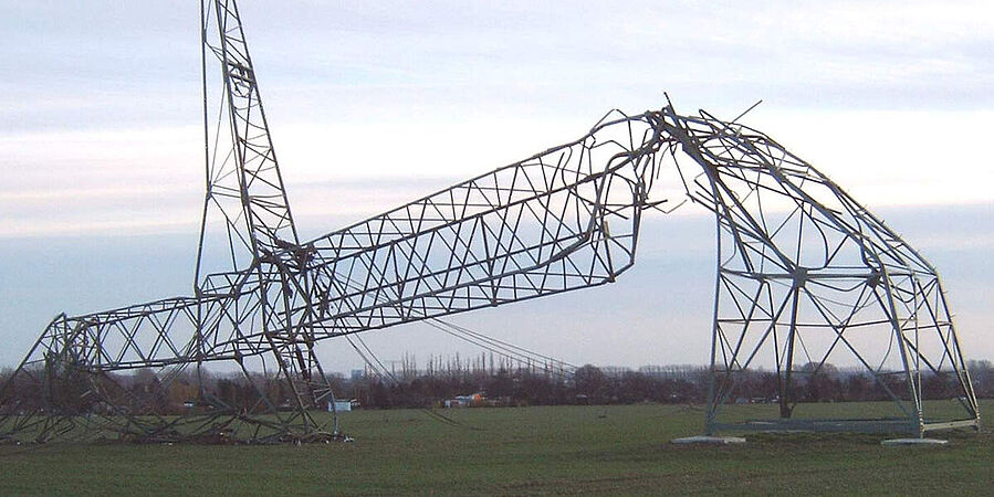 Ein umgefallener Strommast nach einem Sturm