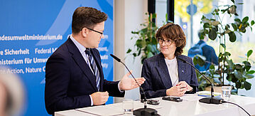 Bundesumweltminister Carsten Schneider und Jessika Roswall, EU-Kommissarin für Umwelt, Wasserresilienz und eine wettbewerbsfähige Kreislaufwirtschaft, äußern sich bei einer Pressekonferenz vor Beginn des High-Level Forums Zukunft Wasser im BMUKN in Berlin.