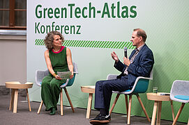 Prof. Dr. Dirk Messner, Präsident des Umweltbundesamtes (UBA) auf der Bühne mit der Moderatorin Julia Vismann