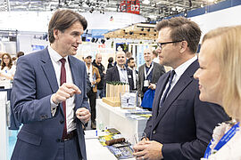 Carsten Schneider unterhaltet sich mit Gästen bei IFAT