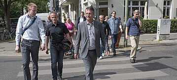 Staatssekretaer Gunther Adler beim Tag der Staedtebaufoerderung - Kiezspaziergang durch das Komponistenviertel in Berlin