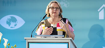 Svenja Schulze hält eine Rede