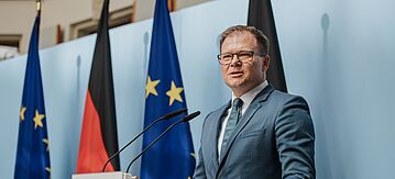 Carsten Schneider am Rednerpult bei seiner Amtseinführung