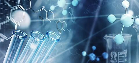Reagenzgläser und chemische Elemente auf dunkelblauem Hintergund