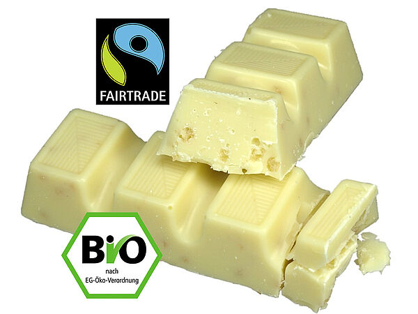 Zwei Riegel weiße Schokolade mit Fairtrade-Siegel und "Bio"-Logo