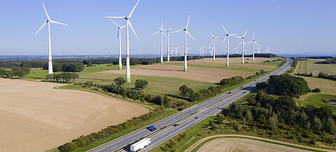 Windturbinen-Farm in der Nähe der Autobahn 