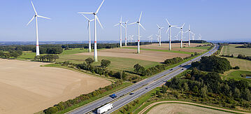 Windturbinen-Farm in der Nähe der Autobahn 