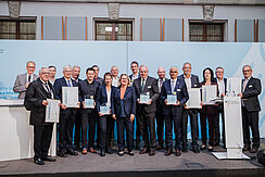 Gruppenfoto mit den Preisträgerinnen und Preisträgern