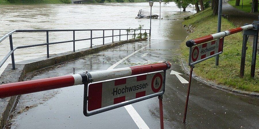 Wegen Hochwasser gesperrte Straße