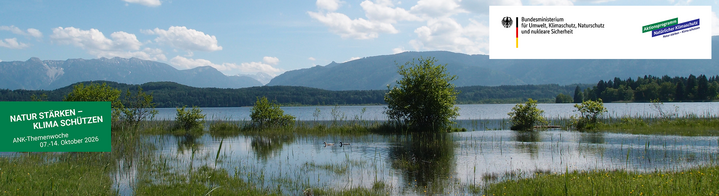 Eine Landschaft mit feuchten Wiesen und Bergen im Hintergrund. Zwei Logos sind zu sehen: Im Auftrag Bundesministerium für Umwelt, Klimaschutz, Naturschutz und nukleare Sicherheit so-wie Aktionsprogramm Natürlicher Klimaschutz. Auf der Linke Seite ich eine Ankündigung als Banner auf grünem Hintergrund: Natur stärken – Klima schützen, ANK-Themenwoche 07.-14. Oktober 2026