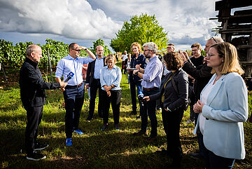 Bundesumweltminister Schneider im Gespräch mit der Presse  in Bad Dürkheim. . Weitere Informationen siehe Bildunterschrift