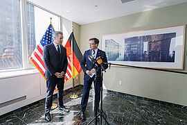 Carsten Schneider im Gespräch mit dem Gouverneur des US-Bundesstaats Kalifornien Gavin Newsom.