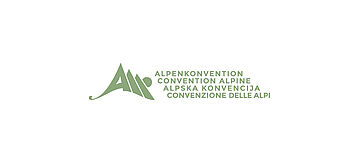 Abstrakte Berge, die wie ein A gebildet sind und dazu der Schriftzug: Alpenkonvention. Convention Alpine.  Alpska Konvecija. Convenzione delle Alpi