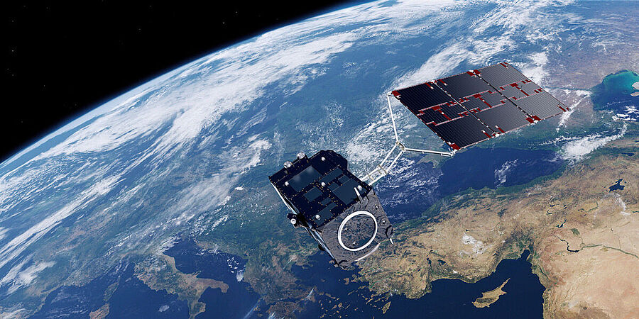 Ein Satellit fliegt im Weltall, im Hintergrund die Erde.