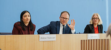 Bundesentwicklungsministerin Reem Alabali Radovan und Bundesumweltminister Carsten Schneider bei der Bundespressekonferenz am 05.11.2025