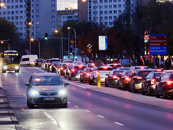 Eine Straße mit Autos bei Dämmerung